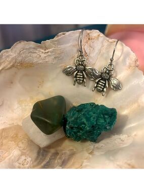 Hand Crafted Simple BEEEE 🐝 Happy Earrings